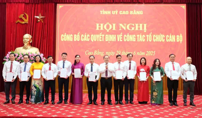 Cao Bằng điều động, bổ nhiệm nhiều lãnh đạo sở, ngành trước vận hành chính quyền 2 cấp ảnh 1