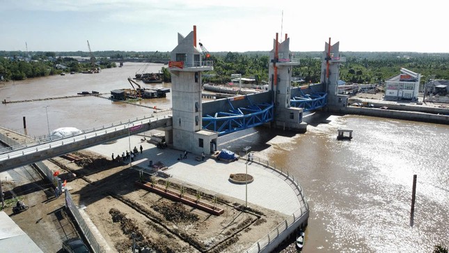 Sóc Trăng: Vận hành tạm thời cống ngăn mặn trị giá trên 500 tỷ ảnh 3