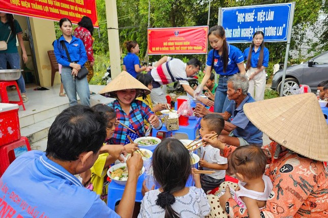 Ấm lòng xe mỳ 0 đồng trong Tháng Thanh niên ảnh 2