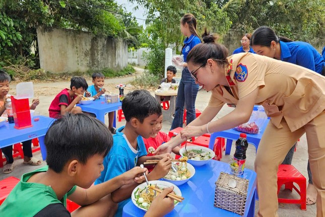 Ấm lòng xe mỳ 0 đồng trong Tháng Thanh niên ảnh 1