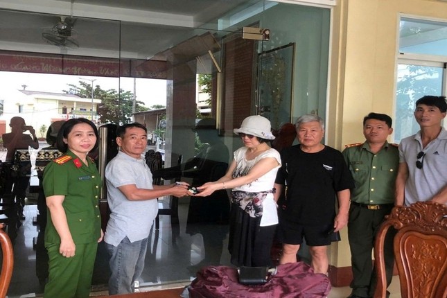 Du khách Hàn xúc động nhận lại ví rơi ở Phú Quốc ảnh 1