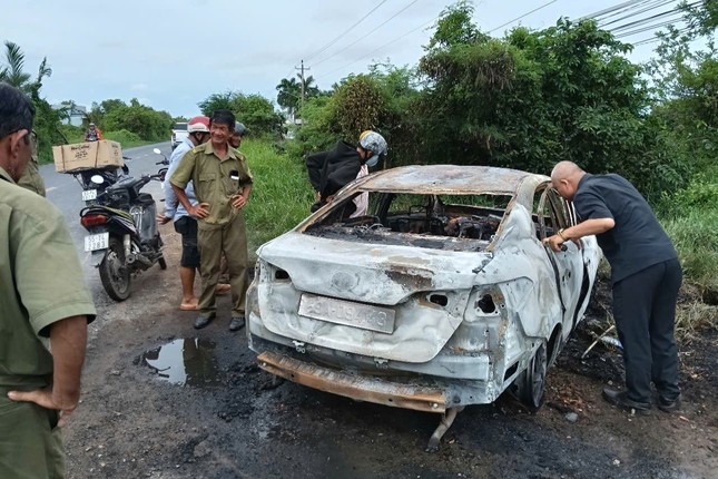 Ô tô cháy trơ khung trên quốc lộ Nam Sông Hậu ảnh 1