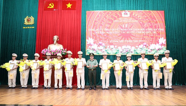 Hơn 150 cán bộ Công an An Giang, Sóc Trăng nghỉ hưu theo nguyện vọng ảnh 1