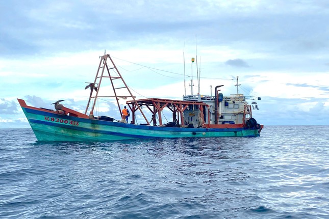 Liên tiếp bắt giữ tàu cá chở lượng lớn dầu lậu trên biển Tây Nam ảnh 2