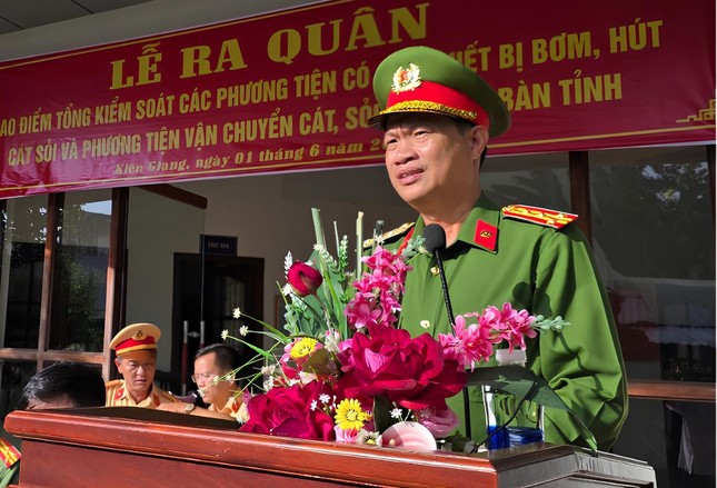 Kiên Giang ra quân kiểm soát phương tiện khai thác, vận chuyển cát ảnh 1