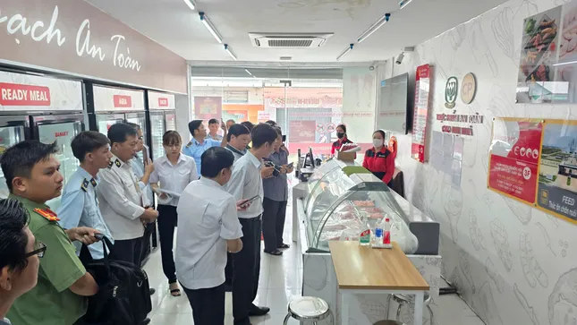 Công an gặp người tố cáo C.P Việt Nam bán 'thịt bẩn' tiếp nhận chứng cứ ảnh 1