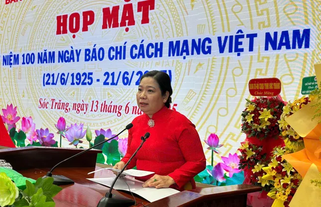 Phóng viên Báo Tiền Phong nhận bằng khen của Chủ tịch tỉnh Sóc Trăng ảnh 1