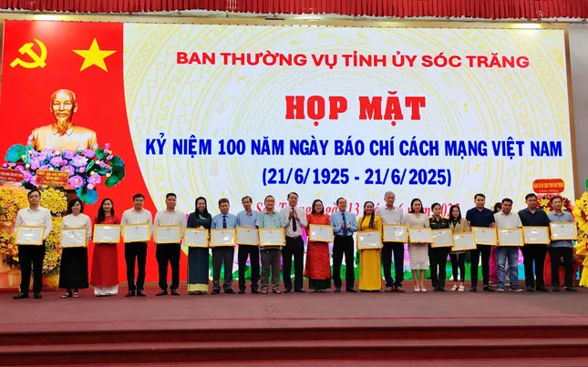 Phóng viên Báo Tiền Phong nhận bằng khen của Chủ tịch tỉnh Sóc Trăng ảnh 2