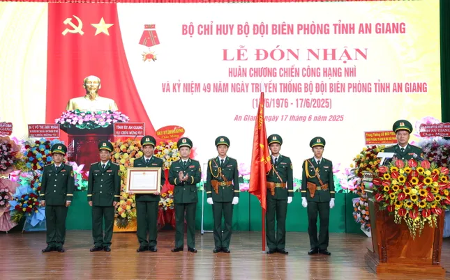 Bộ đội Biên phòng An Giang đón nhận Huân chương Chiến công hạng Nhì ảnh 1