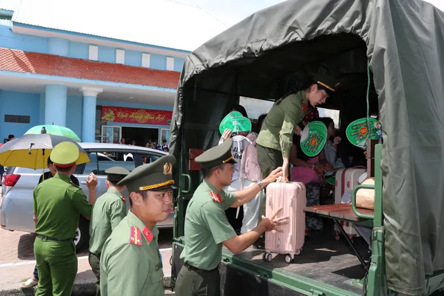 142 thí sinh ở Kiên Giang vượt biển đi thi tốt nghiệp THPT ảnh 1