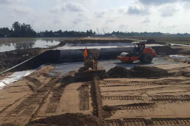 Gần 2.900 công nhân &apos;chạy nước rút&apos; trên cao tốc Cần Thơ - Cà Mau ảnh 4