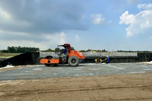 Gần 2.900 công nhân &apos;chạy nước rút&apos; trên cao tốc Cần Thơ - Cà Mau ảnh 3