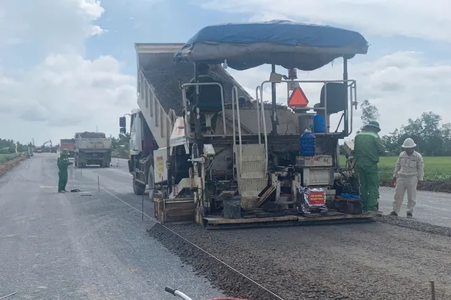Gần 2.900 công nhân &apos;chạy nước rút&apos; trên cao tốc Cần Thơ - Cà Mau ảnh 1