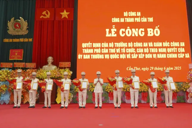 Công bố quyết định của Bộ trưởng Bộ Công an về công tác cán bộ ảnh 1