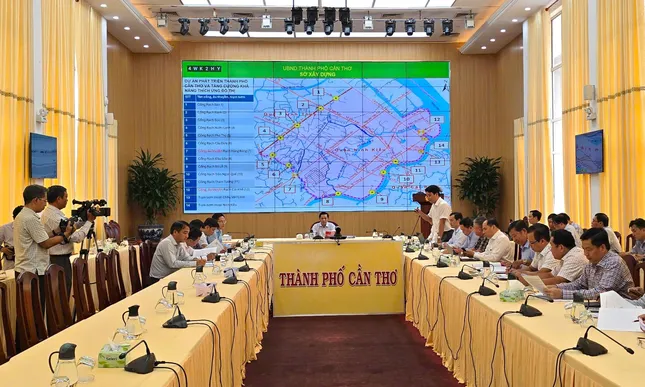 Chủ tịch Cần Thơ treo thưởng 50 triệu đồng, cất nhắc cán bộ có sáng kiến chống ngập ảnh 2