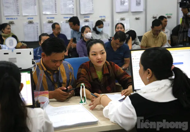 Người dân đến làm thủ tục tại Trung tâm Hành chính công đặc khu Phú Quốc tăng gấp 4 lần ảnh 5