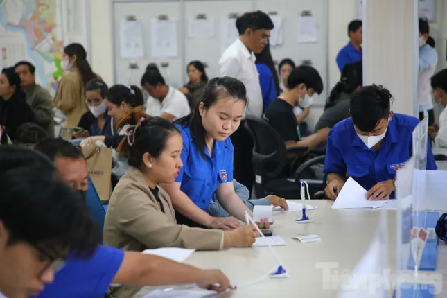 Người dân đến làm thủ tục tại Trung tâm Hành chính công đặc khu Phú Quốc tăng gấp 4 lần ảnh 6