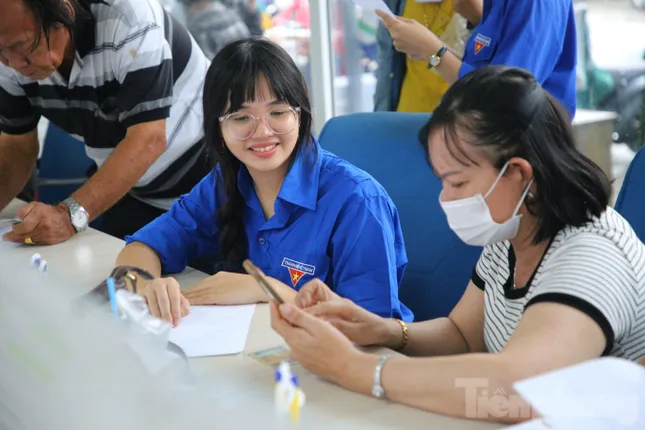 Người dân đến làm thủ tục tại Trung tâm Hành chính công đặc khu Phú Quốc tăng gấp 4 lần ảnh 7