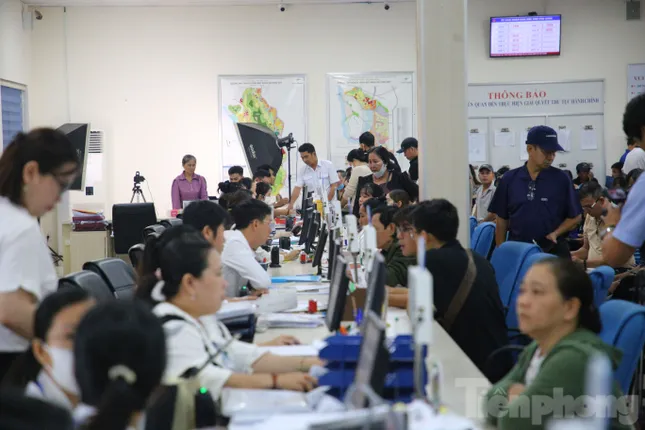 Người dân đến làm thủ tục tại Trung tâm Hành chính công đặc khu Phú Quốc tăng gấp 4 lần ảnh 4