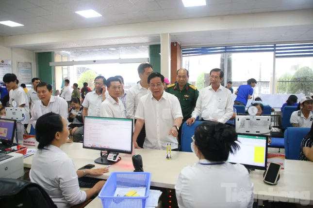 Người dân đến làm thủ tục tại Trung tâm Hành chính công đặc khu Phú Quốc tăng gấp 4 lần ảnh 9