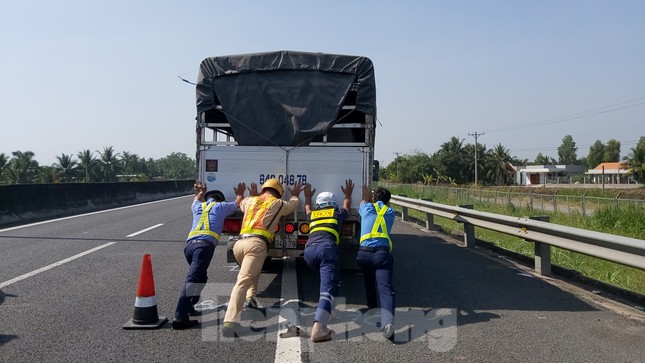 Tài xế dừng xe trên cao tốc TP. HCM – Trung Lương để... ngủ ảnh 1