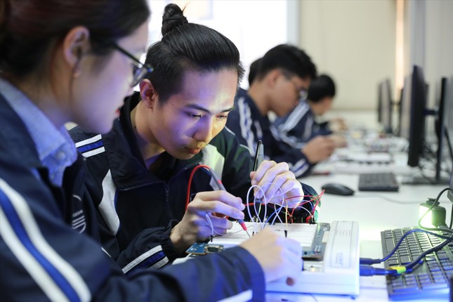 Đào tạo nhân lực ngành bán dẫn: Không thể mãi đi sau! ảnh 1