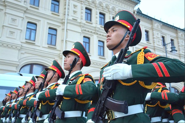 Bộ đội Việt Nam tham gia duyệt binh tại Quảng trường Đỏ: Oai nghiêm sải bước ảnh 1