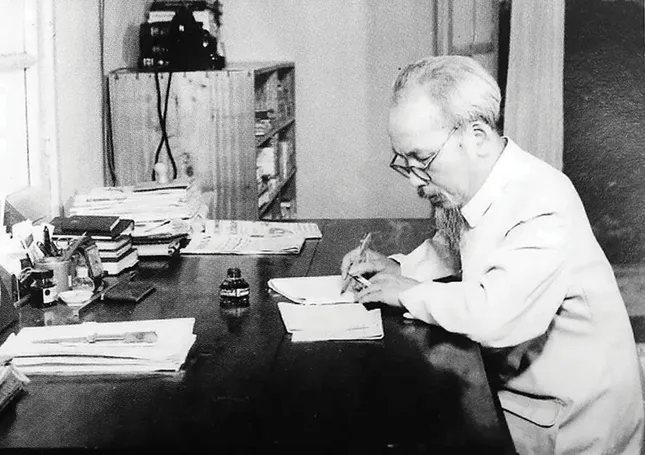 Chủ tịch Hồ Chí Minh, người khai lập báo chí cách mạng Việt Nam ảnh 1