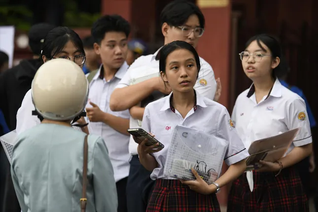 &apos;Đề thi khó&apos; nóng bỏng các diễn đàn: Quy trình ra đề thi cần được chuyên nghiệp hóa ảnh 1