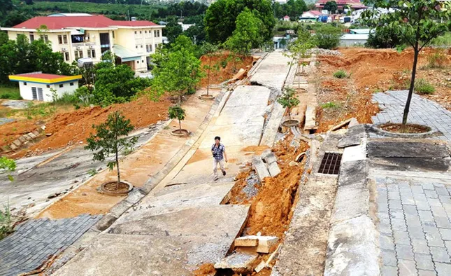 Ðường tiền tỷ vừa khánh thành đã hỏng: Lại đổ do…mưa ảnh 1