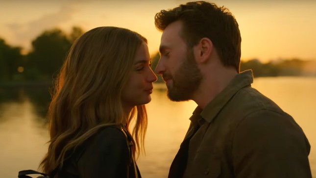 "Người đàn ông hấp dẫn nhất thế giới" Chris Evans cũng bị “Ghosted” trong phim mới ảnh 2