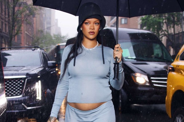 Rihanna gây sốt tại Met Gala 2025: Mẹ bầu chiếm trọn spotlight thảm xanh ảnh 2