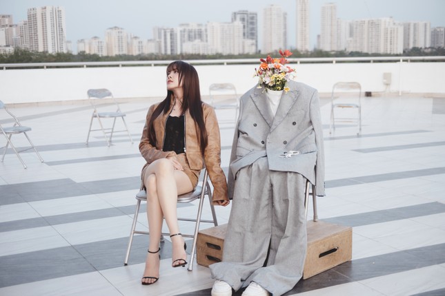 Thiều Bảo Trâm chọn rời khỏi những mối quan hệ mập mờ trong MV “không lời” ảnh 5