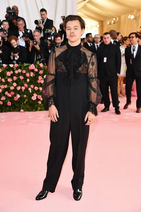 Harry Styles tiếp tục gây sốc với hình ảnh nữ tính ảnh 3