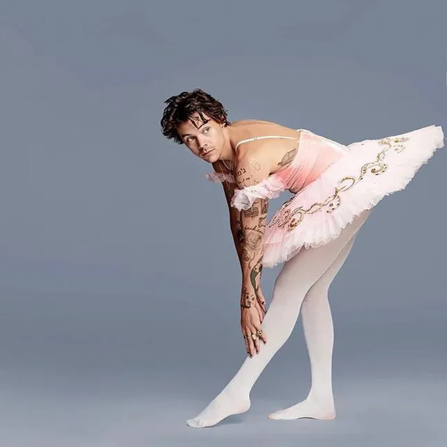 Harry Styles tiếp tục gây sốc với hình ảnh nữ tính ảnh 2