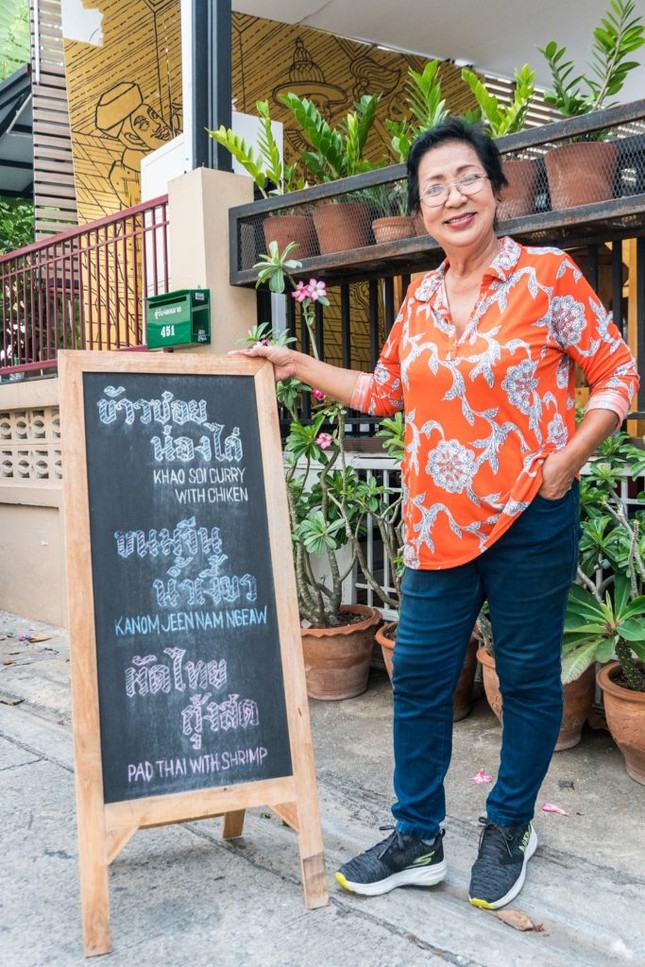 Thái Lan: Chủ quán mì Khao Soi “khởi nghiệp” ở tuổi 71 để tìm lại hương vị tuổi thơ ảnh 1