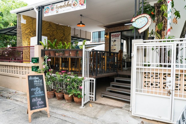 Thái Lan: Chủ quán mì Khao Soi “khởi nghiệp” ở tuổi 71 để tìm lại hương vị tuổi thơ ảnh 2