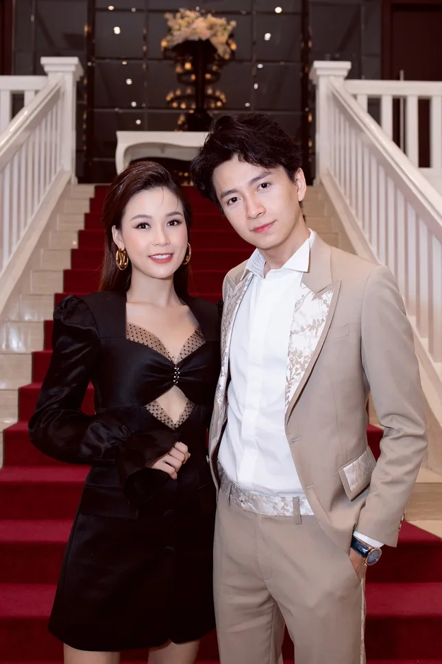 Chụp ảnh thân thiết với Sam nhưng Ngô Kiến Huy lại gây chú ý bởi vẻ ngoài xanh xao, gầy gò ảnh 3