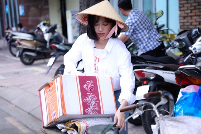 Diệu Nhi tổ chức Đám cưới vàng, trao “Ngày May Mắn” cho ông bà cụ nhặt ve chai ảnh 1