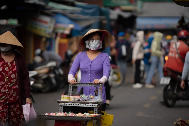 Hết nhảy múa bán hàng, Phương Mỹ Chi gây hoang mang vì “ăn vạ” giữa chợ ảnh 1