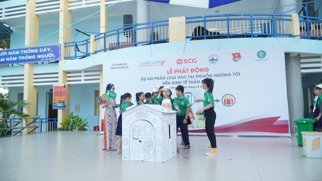 Các bạn học sinh trường tiểu học Long Sơn 2 phân loại rác tại nguồn để tái chế ảnh 2