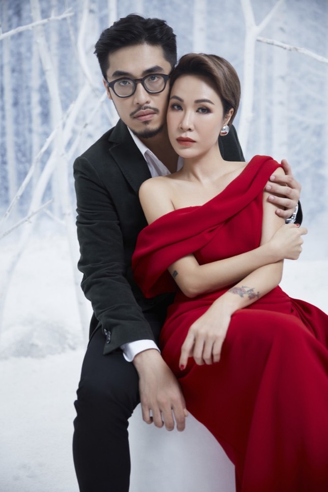 Uyên Linh chấp nhận “giấu mặt” nam chính để tôn được giọng hát của Vũ. trong MV mới ảnh 2