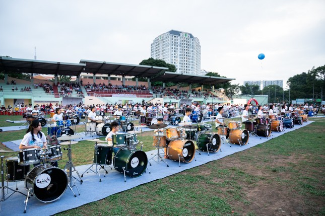 Sao nhí Bảo An, Gia Khiêm đánh trống cùng 80 nghệ sĩ trống jazz trên sân vận động ảnh 1