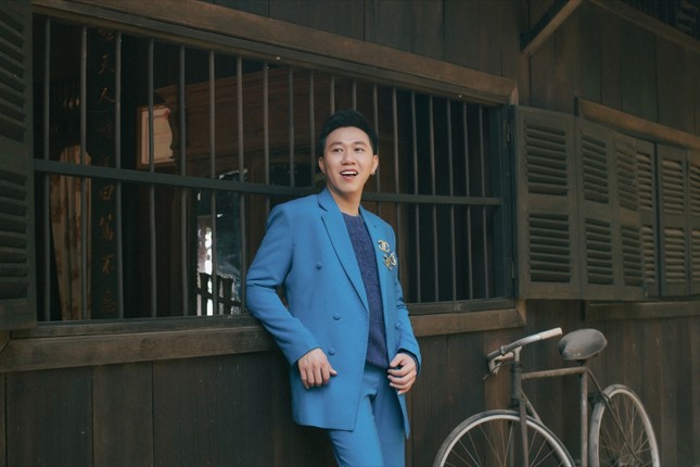 Anh Đức “lột xác” khi diện suit lịch lãm, ra mắt MV Tết có sự góp mặt của Lê Giang ảnh 1