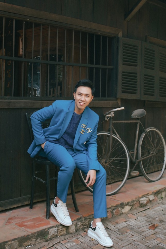 Anh Đức “lột xác” khi diện suit lịch lãm, ra mắt MV Tết có sự góp mặt của Lê Giang ảnh 2