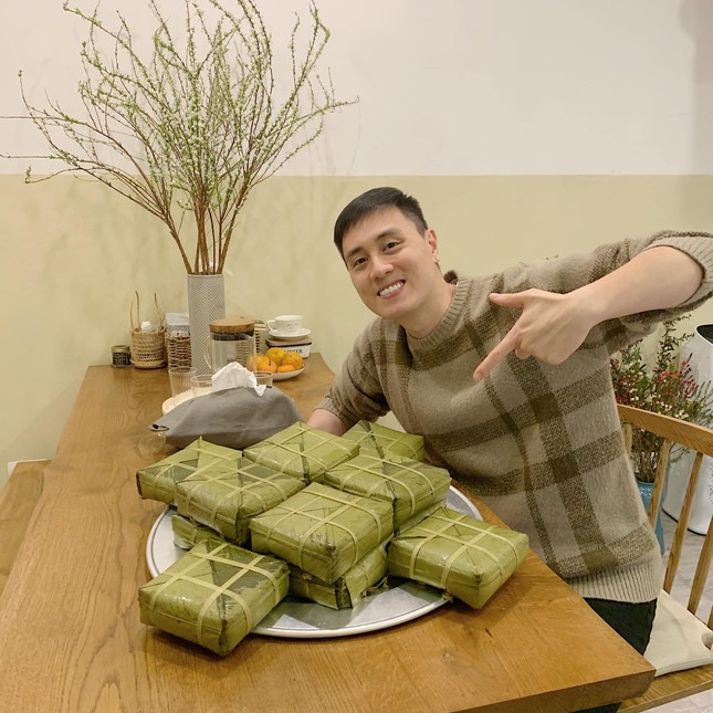Món ngon ngày Tết: Gia đình Cam Cam, YouTuber ông Thọ hướng dẫn làm bánh tẻ, mứt táo ảnh 2