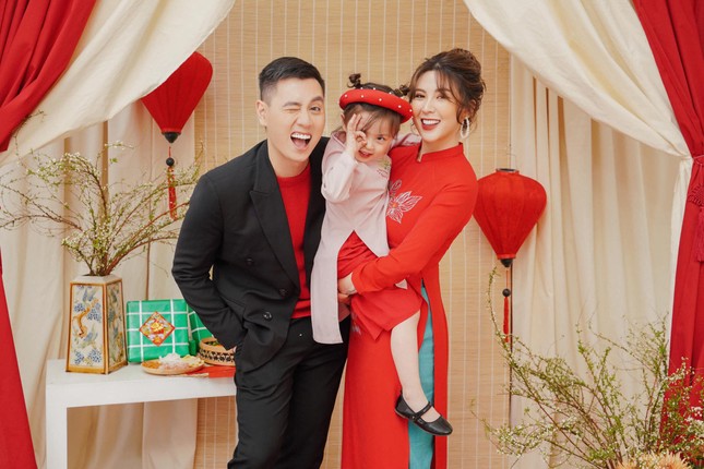 Món ngon ngày Tết: Gia đình Cam Cam, YouTuber ông Thọ hướng dẫn làm bánh tẻ, mứt táo ảnh 1