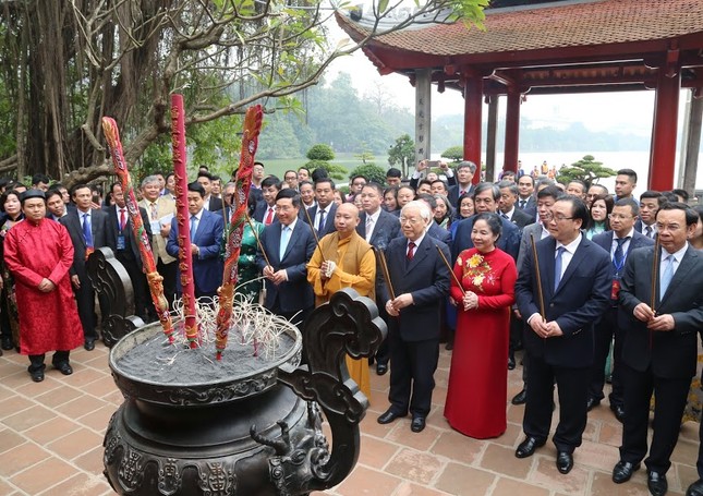 Tổng Bí thư, Chủ tịch nước Nguyễn Phú Trọng thả cá chép truyền thống ảnh 1