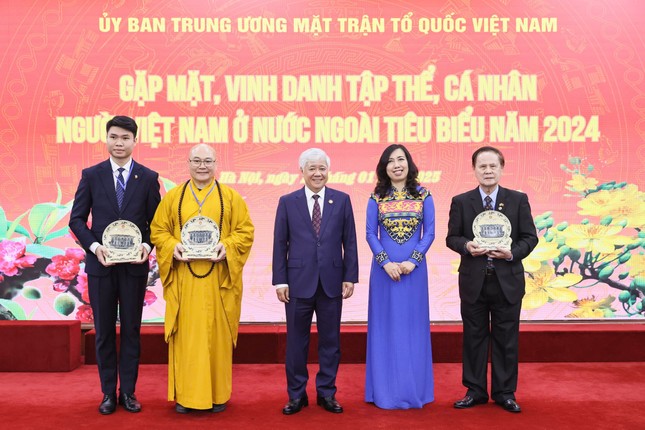 Chủ tịch Mặt trận Tổ quốc Việt Nam tặng Bằng khen 8 tập thể,18 kiều bào tiêu biểu tham dự Xuân Quê hương 2025 ảnh 2