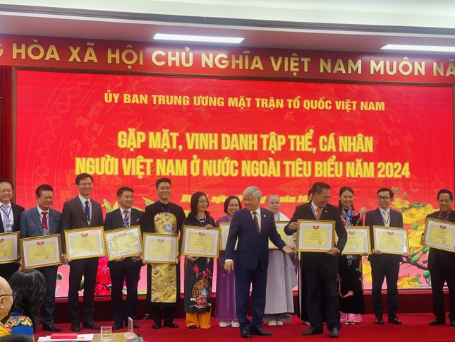 Chủ tịch Mặt trận Tổ quốc Việt Nam tặng Bằng khen 8 tập thể,18 kiều bào tiêu biểu tham dự Xuân Quê hương 2025 ảnh 1